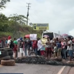 Famílias que ocupam fazenda em Parauapebas protestam na PA-160 contra decisão de reintegração de posse