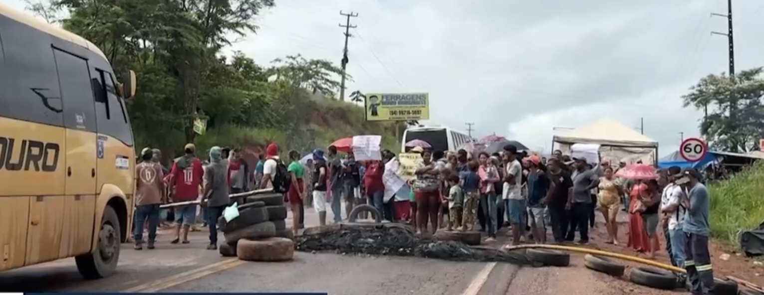 Famílias que ocupam fazenda em Parauapebas protestam na PA-160 contra decisão de reintegração de posse